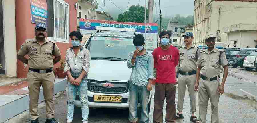 रायवाला क्षेत्र में हुई वाहन चोरी की घटना का 12 घंटे के अन्दर दून पुलिस ने किया खुलासा, 3 शातिर अभियुक्तों को किया गिरफ्तार