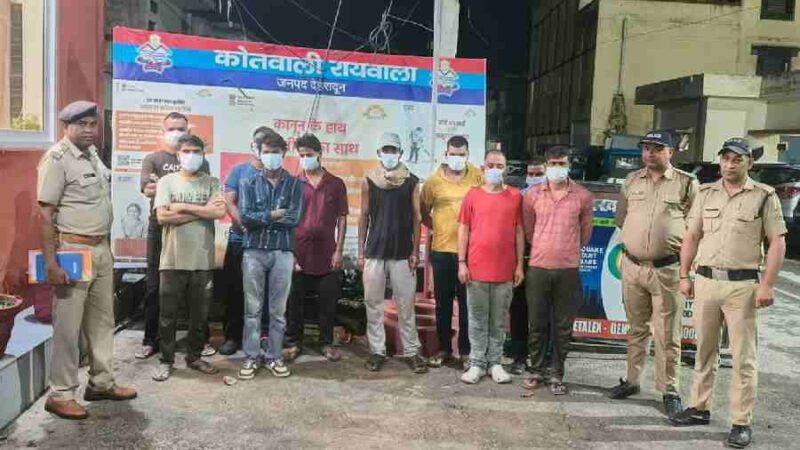 शराबियों की बारात लेकर फिर थाने पहुँची दून पुलिस, सार्वजनिक स्थानों , सड़क किनारे शराब पीने वालों के विरुद्ध की कार्रवाई, 22 लोगों को हिरासत में लिया