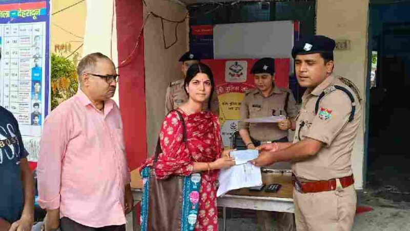 सीईआईआर पोर्टल के माध्यम से विकासनगर तथा कालसी पुलिस ने गुम हुए 2 लाख रू0 से अधिक कीमत के मोबाइल फोन को बरामद कर किया मोबाईल स्वामियों के सुपुर्द
