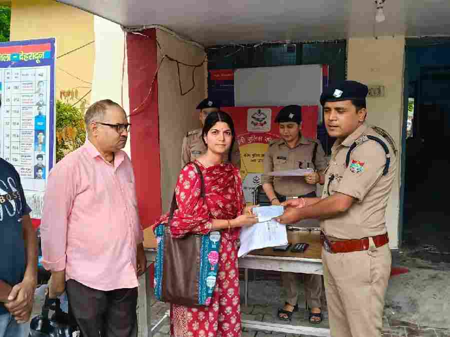 सीईआईआर पोर्टल के माध्यम से विकासनगर तथा कालसी पुलिस ने गुम हुए 2 लाख रू0 से अधिक कीमत के मोबाइल फोन को बरामद कर किया मोबाईल स्वामियों के सुपुर्द