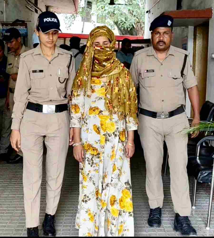इंस्टाग्राम आईडी बनाकर उसमें हीरे के हार का प्रदर्शन करना अभियुक्ता को पड़ा भारी, पहुंची सलाखों के पीछे, घटना को अंजाम देने वाली अभियुक्ता को लाखों रूपये कीमत के हीरे व सोने के आभूषणों के साथ पुलिस ने किया गिरफ्तार