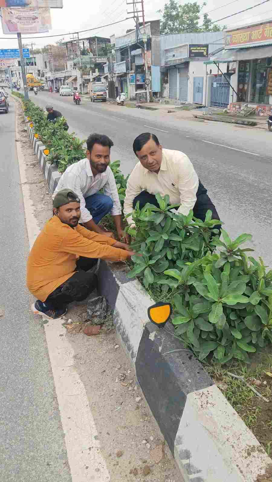 सीएम पुष्कर सिंह धामी के विजन को मिली रफ्तार, बंशीधर तिवारी के नेतृत्व में हरा-भरा हो रहा दून, कार्यालय जाते समय पौधरोपण अभियान पर पड़ी नजर, उपाध्यक्ष बंशीधर तिवारी ने रुककर परखी हरियाली की जमीनी हकीकत
