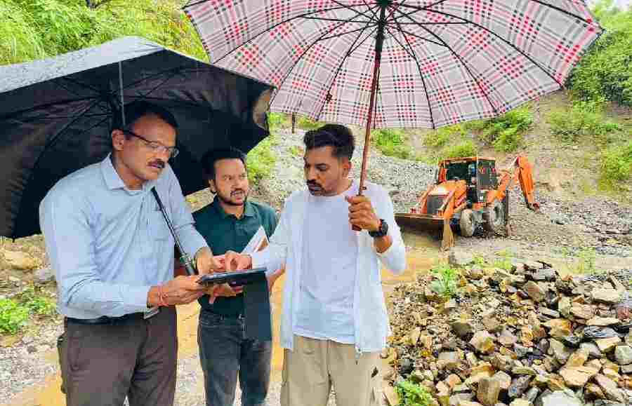 भारी बारिश के बीच ग्राउंड जीरो पर उतरे डीएम; कार्लीगाढ़, सहस्रधारा और सपेरा बस्ती का लिया जायजा, दिए सुरक्षा के सख्त निर्देश, चार जगहों पर बंद सहस्रधारा-सरोना मोटर मार्ग, दोनों तरफ से जेसीबी लगाकर तुरंत खोलने के आदेश