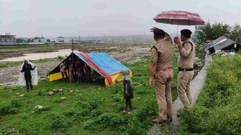 भारी बारिश के दृष्टिगत अलर्ट मोड पर दून पुलिस, भारी बारिश के कारण नदी नालों के किनारे रहने वाले लोगो को पुलिस द्वारा किया जा रहा सचेत