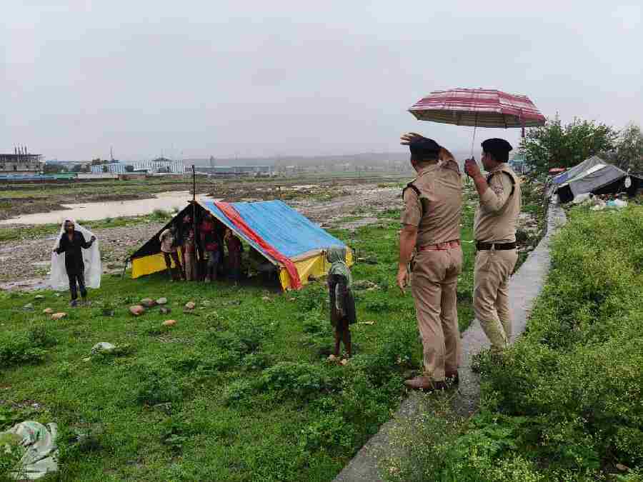 भारी बारिश के दृष्टिगत अलर्ट मोड पर दून पुलिस, भारी बारिश के कारण नदी नालों के किनारे रहने वाले लोगो को पुलिस द्वारा किया जा रहा सचेत