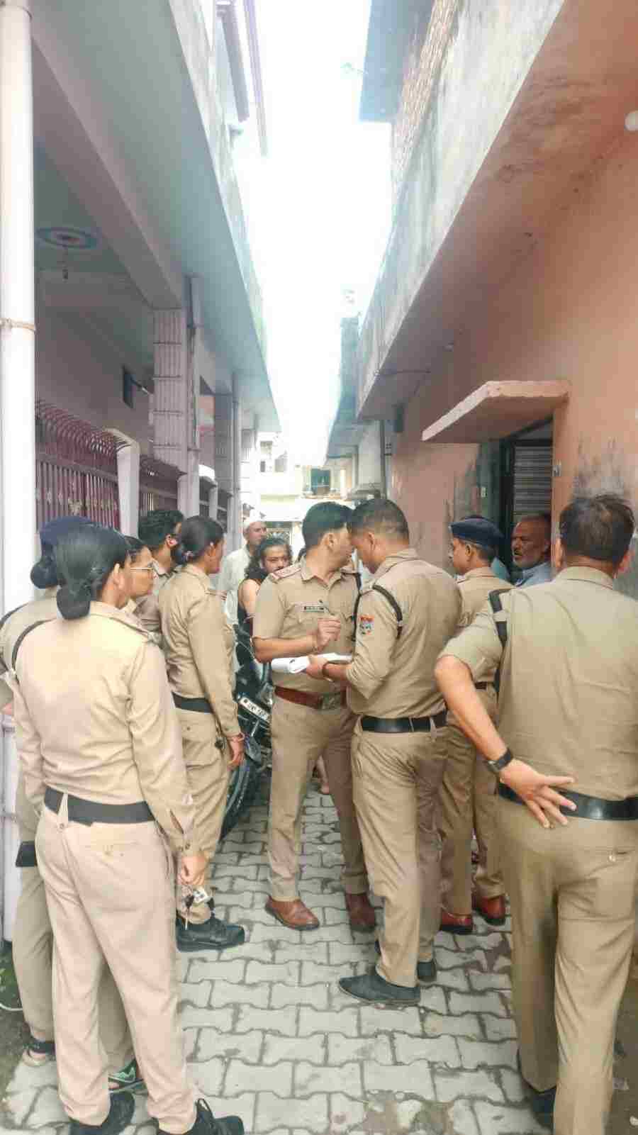 अलग अलग थाना क्षेत्रों में पुलिस टीमों ने किया बाहरी व्यक्तियों का सत्यापन,1000 से अधिक बाहरी व्यक्तियों के किये सत्यापन, 28 संदिग्ध व्यक्तियों का 81 पुलिस एक्ट में किया चालान