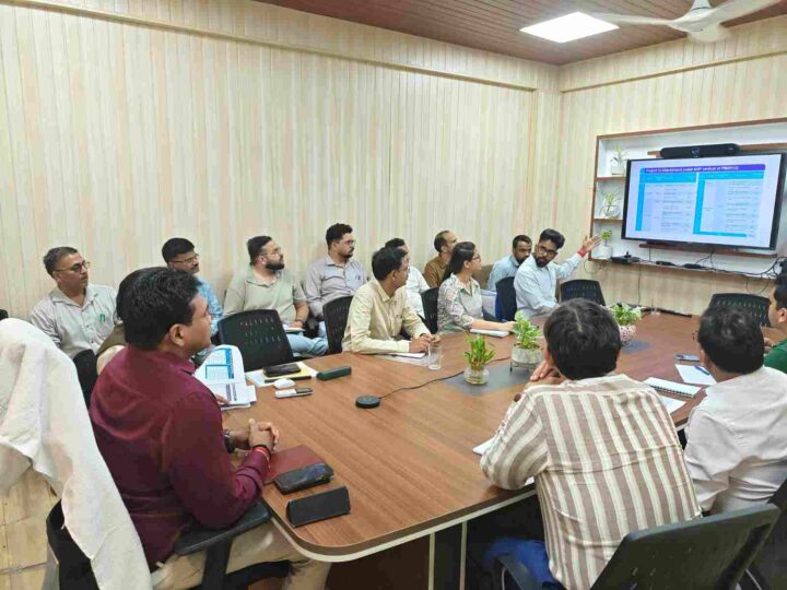 पीएम आवास योजना के कार्यों में देरी पर सचिव आवास  डॉ. आर. राजेश कुमार सख्त, धीमी प्रगति पर जताई नाराजगी, 15 अगस्त से पहले परियोजनाएं पूरी करने के निर्देश