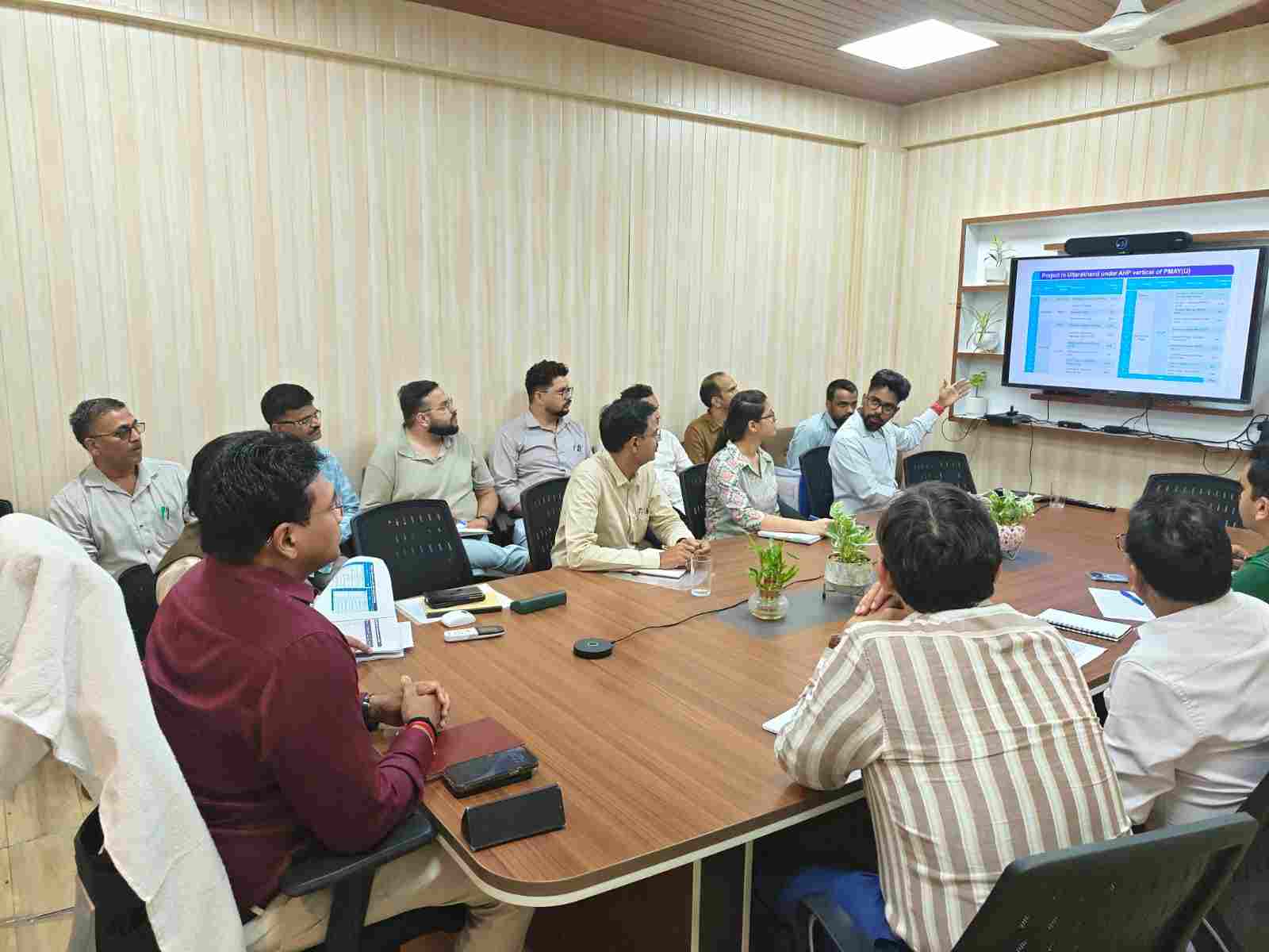 पीएम आवास योजना के कार्यों में देरी पर सचिव आवास  डॉ. आर. राजेश कुमार सख्त, धीमी प्रगति पर जताई नाराजगी, 15 अगस्त से पहले परियोजनाएं पूरी करने के निर्देश