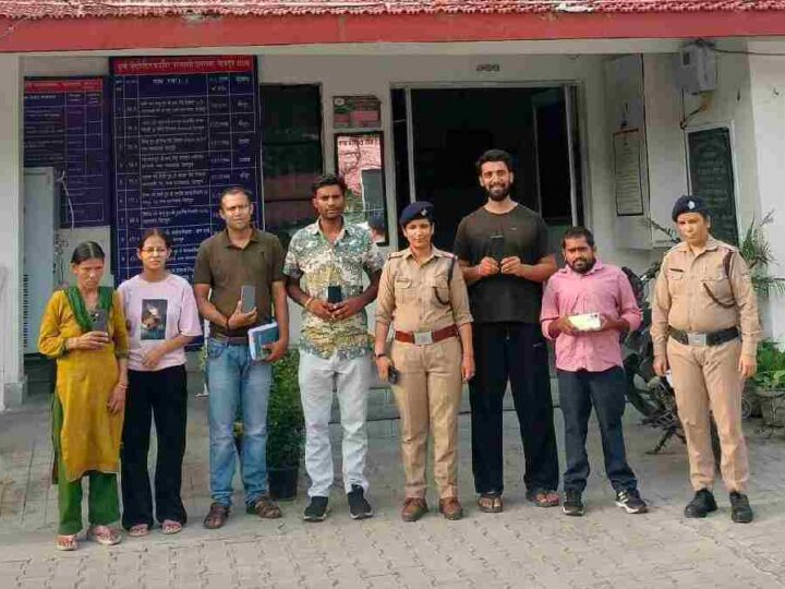 सीईआईआर पोर्टल के माध्यम से पुलिस ने गुम हुए 5 मोबाइल फोनों को बरामद कर किया मोबाईल स्वामियों के सुपुर्द
