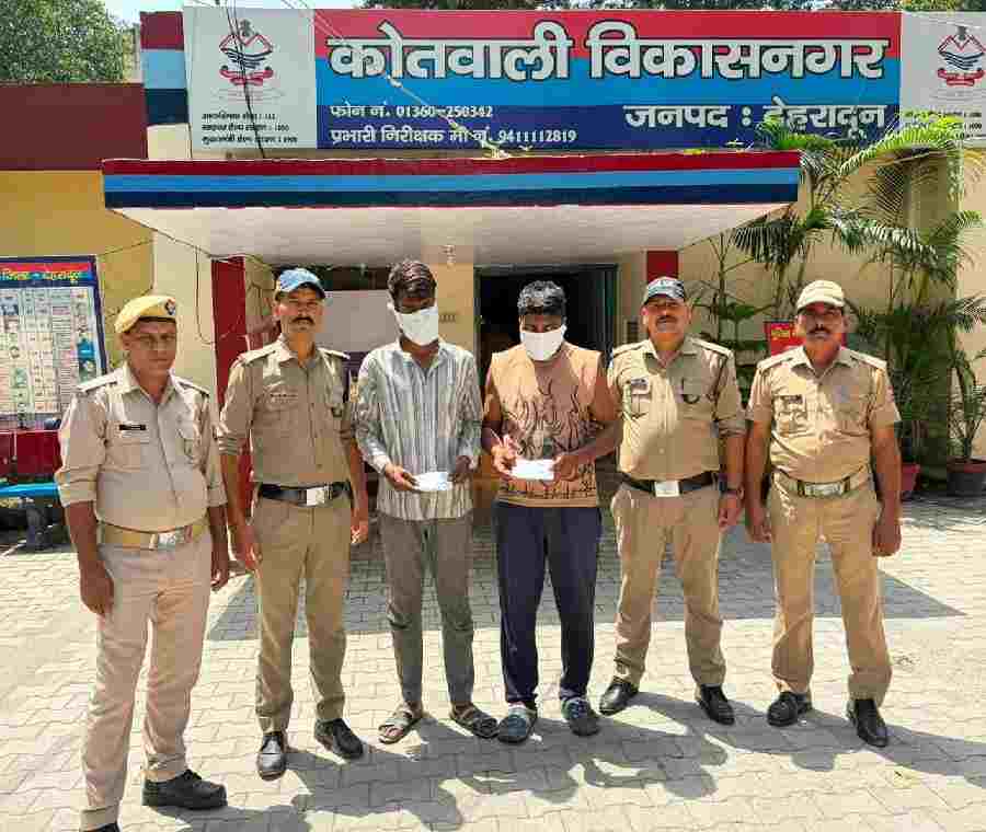 मादक पदार्थो की तस्करी में लिप्त 3 नशा तस्करों को अलग-अलग थाना क्षेत्रों से पुलिस ने किया गिरफ्तार, अभियुक्तों के कब्जे से 6 लाख रू0 मूल्य की अवैध स्मैक हुई बरामद