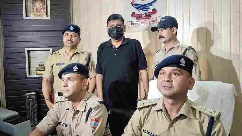 फर्जी आईपीएस ऑफिसर चढ़ा दून पुलिस के हत्थे, खुद को वरिष्ठ अधिकारी बताकर अभियुक्त द्वारा कई लोगो के साथ कि थी जालसाजी, गिरफ्तार अभियुक्त रिटायर्ड वरिष्ठ अधिकारी का है पुत्र