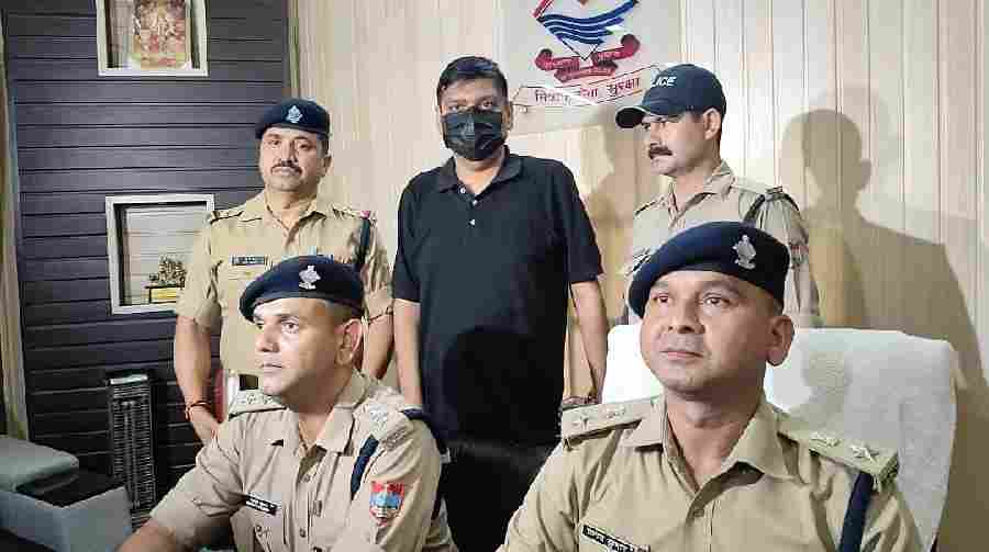 फर्जी आईपीएस ऑफिसर चढ़ा दून पुलिस के हत्थे, खुद को वरिष्ठ अधिकारी बताकर अभियुक्त द्वारा कई लोगो के साथ कि थी जालसाजी, गिरफ्तार अभियुक्त रिटायर्ड वरिष्ठ अधिकारी का है पुत्र