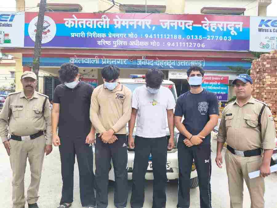 सार्वजनिक स्थान पर हुडदंग कर शान्ति व्यवस्था प्रभावित करने वाले 4 युवकों को पुलिस ने किया गिरफ्तार