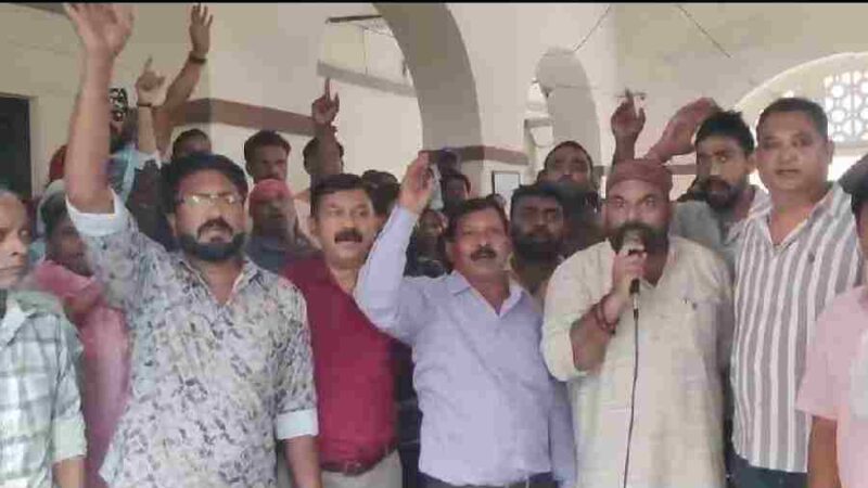 6 सूत्रीय मांगों को लेकर सफाई कर्मचारी यूनियन ने किया निगम प्रांगण में प्रदर्शन, सचिवालय कूच की दी चेतावनी