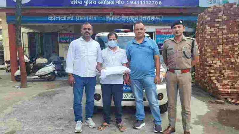 यूटीयू की सेमेस्टर परीक्षा के प्रश्न पत्र को लीक करने वाले अभियुक्त को पुलिस ने किया गिरफ्तार, अभियुक्त द्वारा परीक्षा से पूर्व ही व्हाट्सअप ग्रुप के माध्यम से परीक्षा से जुडे प्रश्नपत्रों को किया था लीक
