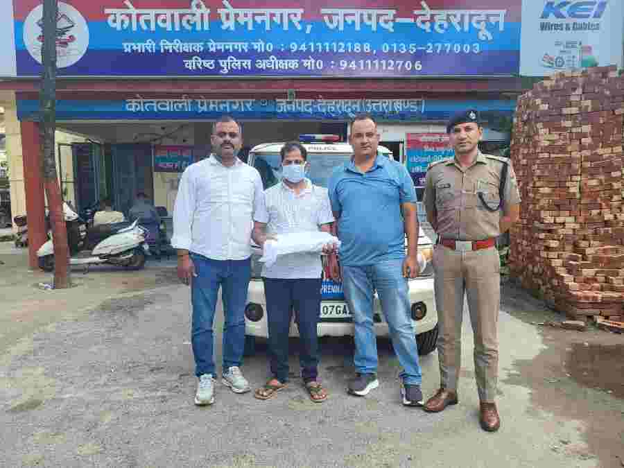 यूटीयू की सेमेस्टर परीक्षा के प्रश्न पत्र को लीक करने वाले अभियुक्त को पुलिस ने किया गिरफ्तार, अभियुक्त द्वारा परीक्षा से पूर्व ही व्हाट्सअप ग्रुप के माध्यम से परीक्षा से जुडे प्रश्नपत्रों को किया था लीक