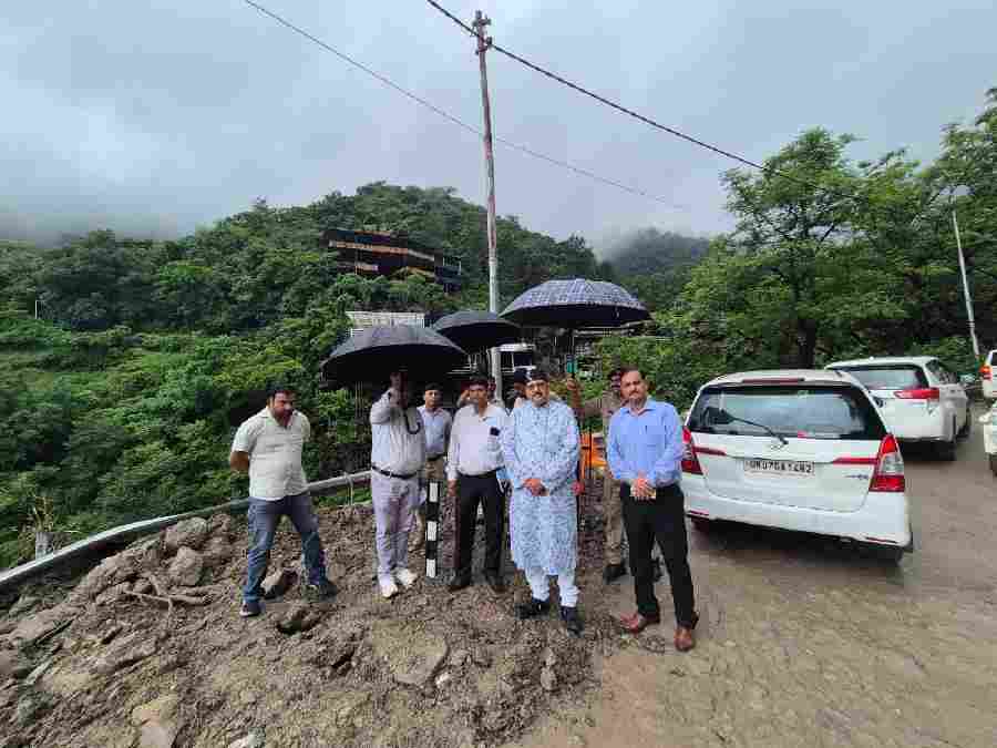 लोनिवि मंत्री महाराज ने किया मसूरी, कोल्हूखेत, पानी वाले बैंड सड़क का औचक निरीक्षण, अधिकारियों को दिए तय समय पर निर्माण पूरे करने के निर्देश