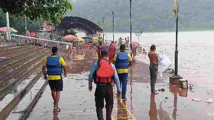 भारी बारिश के दृष्टिगत अलर्ट मोड पर दून पुलिस, भारी बारिश के कारण नदी नालों के किनारे रहने वाले लोगो को पुलिस द्वारा किया जा रहा सचेत, लाउड हेलर के माध्यम से लोगो को नदी नालों के किनारे न जाने की दी जा रही चेतावनी