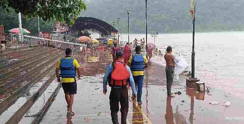 भारी बारिश के दृष्टिगत अलर्ट मोड पर दून पुलिस, भारी बारिश के कारण नदी नालों के किनारे रहने वाले लोगो को पुलिस द्वारा किया जा रहा सचेत, लाउड हेलर के माध्यम से लोगो को नदी नालों के किनारे न जाने की दी जा रही चेतावनी