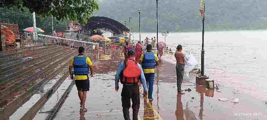 भारी बारिश के दृष्टिगत अलर्ट मोड पर दून पुलिस, भारी बारिश के कारण नदी नालों के किनारे रहने वाले लोगो को पुलिस द्वारा किया जा रहा सचेत, लाउड हेलर के माध्यम से लोगो को नदी नालों के किनारे न जाने की दी जा रही चेतावनी