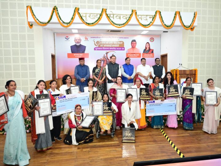 मुख्यमंत्री ने तीलू रौतेली एवं आंगनबाड़ी कार्यकत्री पुरस्कार से मातृशक्ति को किया सम्मानित, तीलू रौतेली पुरस्कार की सम्मान राशि 51 हजार से बढ़ाकर 75 हजार और आंगनबाड़ी कार्यकत्री पुरस्कार की राशि 51 हजार से बढ़ाकर 61 हजार रुपये करने की मुख्यमंत्री ने की घोषणा