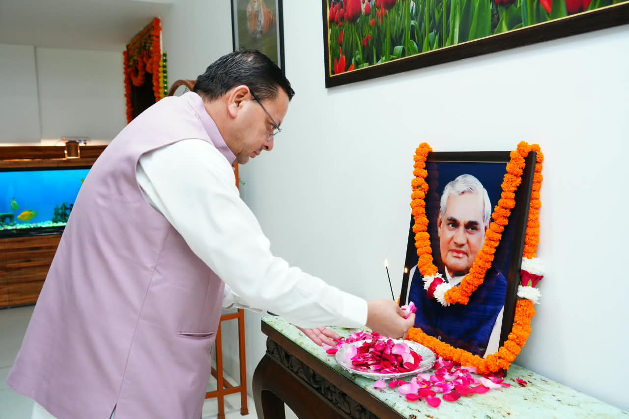 सीएम धामी ने पूर्व प्रधानमंत्री एवं भारत रत्न अटल बिहारी वाजपेयी की पुण्यतिथि पर उनके चित्र पर श्रद्धासुमन अर्पित कर दी भावपूर्ण श्रद्धांजलि