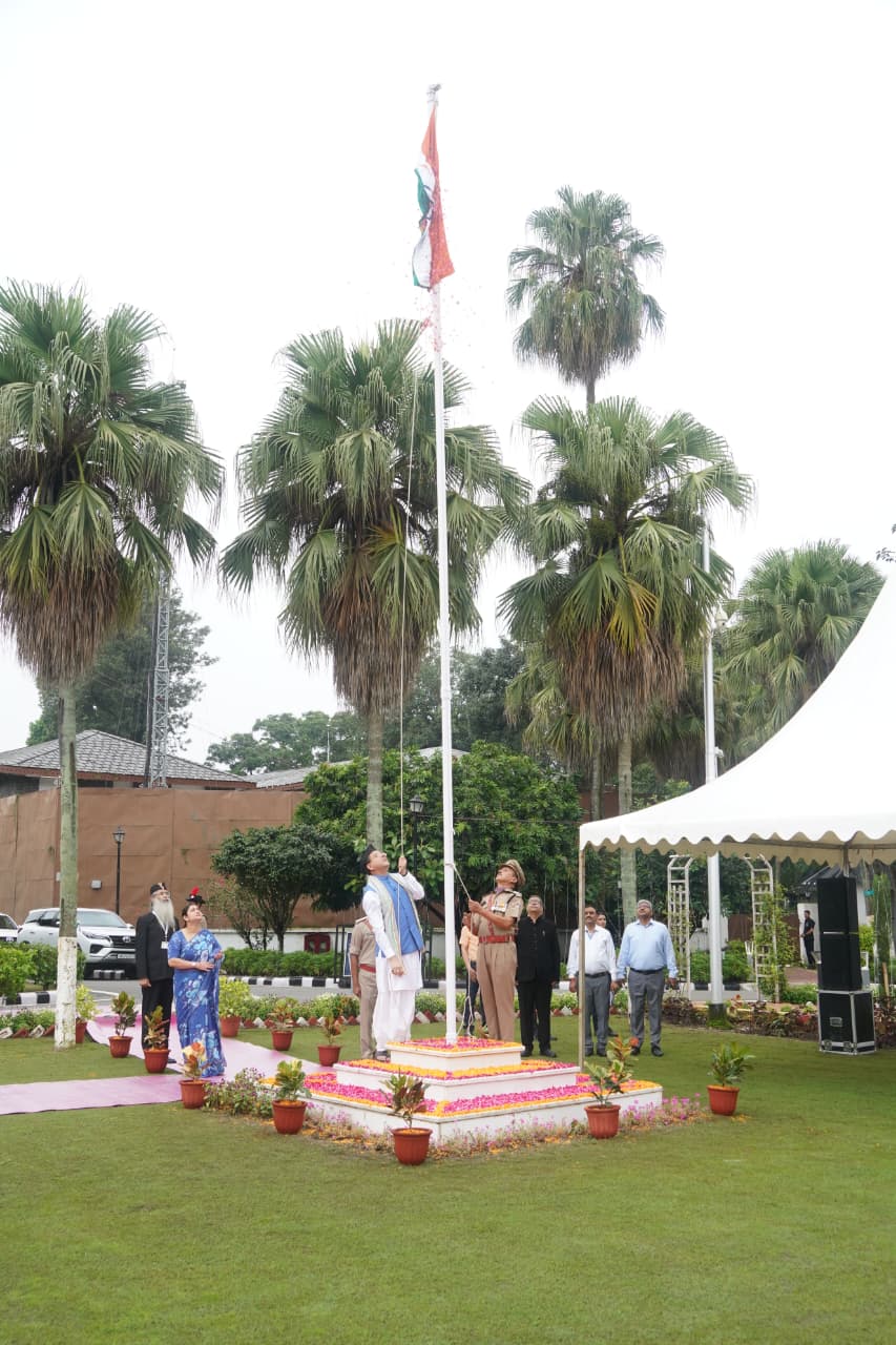 मुख्यमंत्री धामी ने 80वें स्वतंत्रता दिवस के अवसर पर मुख्यमंत्री आवास में किया ध्वजारोहण