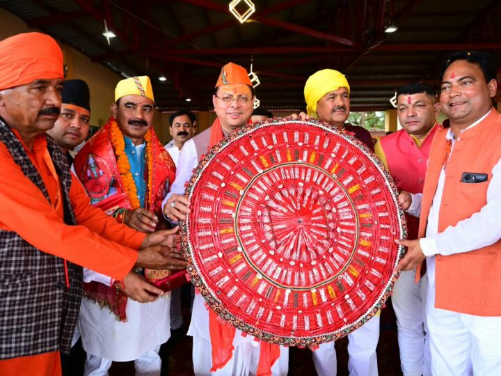 मुख्यमंत्री धामी ने माँ वाराही के दर्शन कर प्रदेशवासियों की सुख-समृद्धि की कामना की, देवीधुरा में फलों-फूलों से बरसी बग्वाल, ऐतिहासिक पाषाण युद्ध के साक्षी बने लाखों श्रद्धालु
