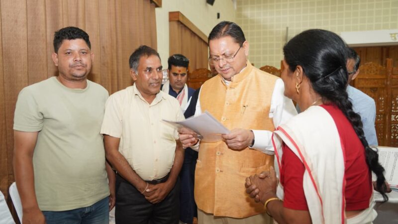 मुख्यमंत्री ने प्रदेश के विभिन्न क्षेत्रों से आए लोगों की समस्याएं सुनीं, जनसमस्याओं के समाधान के लिए अधिकारियों को दिए त्वरित कार्यवाही के निर्देश