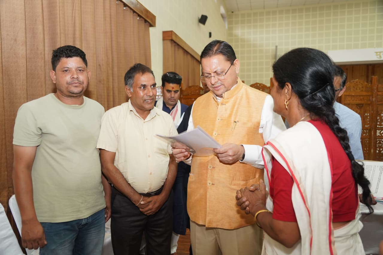 मुख्यमंत्री ने प्रदेश के विभिन्न क्षेत्रों से आए लोगों की समस्याएं सुनीं, जनसमस्याओं के समाधान के लिए अधिकारियों को दिए त्वरित कार्यवाही के निर्देश