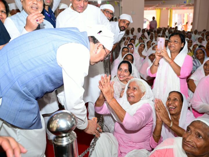 सीएम धामी ने श्री ब्रह्म निवास आश्रम, सप्तसरोवर रोड,भूपतवाला में पूज्य सतगुरु लाल दास महाराज के 51वाँ निर्वाण दिवस के अवसर पर आयोजित कार्यक्रम में किया प्रतिभाग