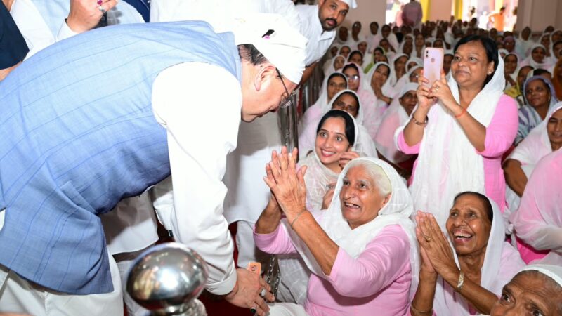 सीएम धामी ने श्री ब्रह्म निवास आश्रम, सप्तसरोवर रोड,भूपतवाला में पूज्य सतगुरु लाल दास महाराज के 51वाँ निर्वाण दिवस के अवसर पर आयोजित कार्यक्रम में किया प्रतिभाग