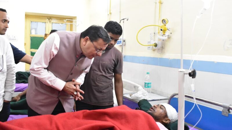 घायल श्रमिकों से मिले मुख्यमंत्री, जिला अस्पताल में जाना कुशलक्षेम, प्रत्येक श्रमिक की जान बेहद कीमती, सुरक्षित रेस्क्यू सरकार की सर्वोच्च प्राथमिकता- मुख्यमंत्री