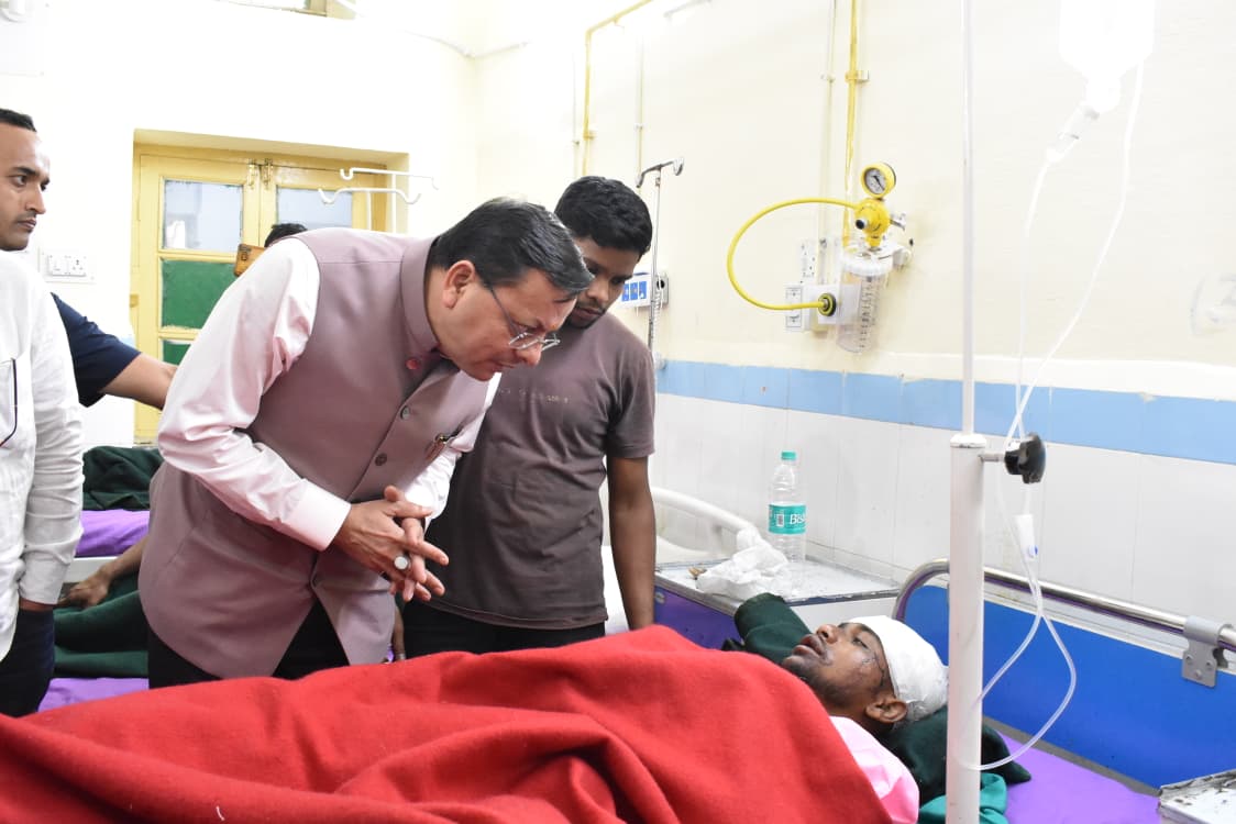 घायल श्रमिकों से मिले मुख्यमंत्री, जिला अस्पताल में जाना कुशलक्षेम, प्रत्येक श्रमिक की जान बेहद कीमती, सुरक्षित रेस्क्यू सरकार की सर्वोच्च प्राथमिकता- मुख्यमंत्री