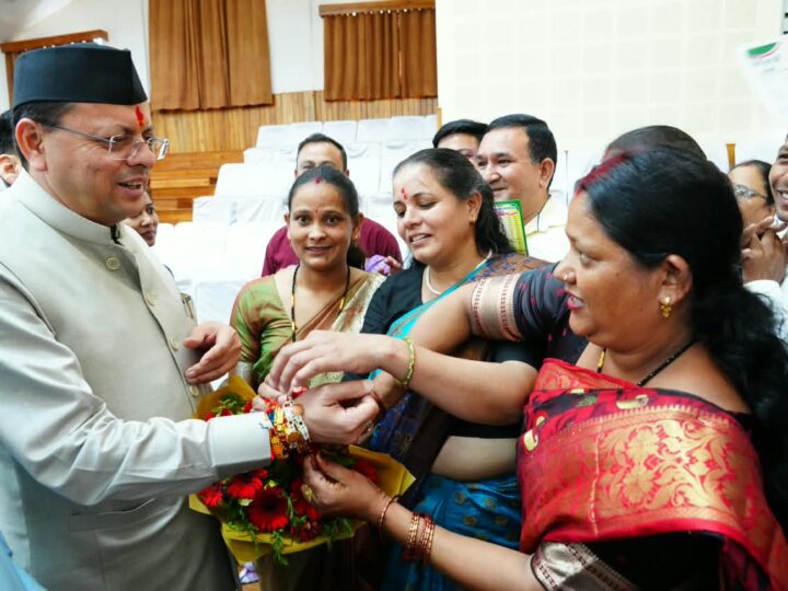 मुख्यमंत्री को महिलाओं ने बांधा रक्षा सूत्र, मुख्यमंत्री ने दी सभी को रक्षा बन्धन की शुभकामनाएं, रक्षा बन्धन पर महिलाओं को दो दिन, परिवहन निगम की बसों में की गई है, निःशुल्क यात्रा की व्यवस्था