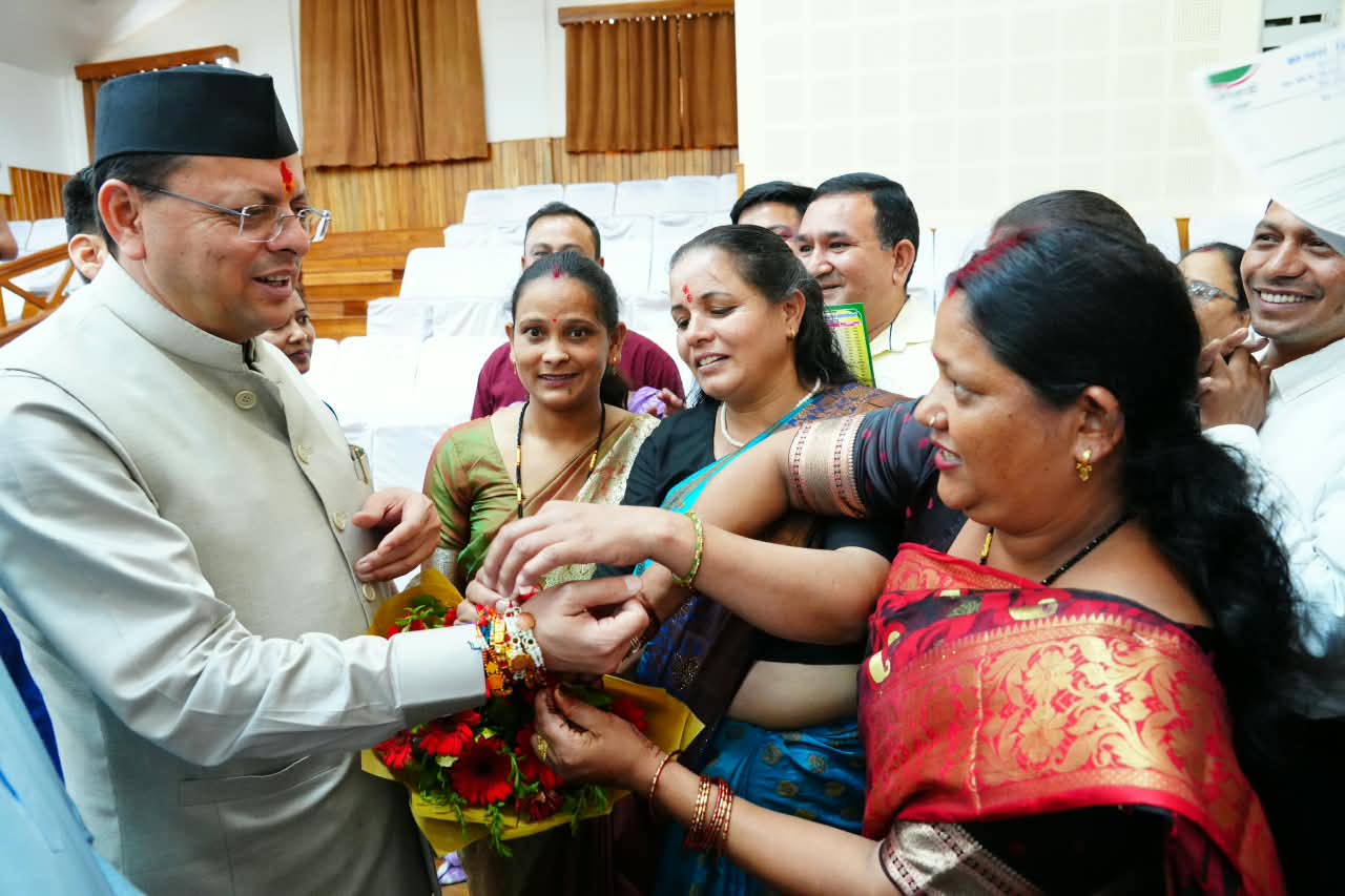 मुख्यमंत्री को महिलाओं ने बांधा रक्षा सूत्र, मुख्यमंत्री ने दी सभी को रक्षा बन्धन की शुभकामनाएं, रक्षा बन्धन पर महिलाओं को दो दिन, परिवहन निगम की बसों में की गई है, निःशुल्क यात्रा की व्यवस्था
