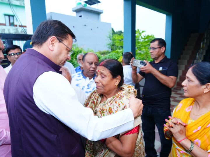 मुख्यमंत्री धामी ने 15 अगस्त की पूर्व संध्या पर शहीद अमित कुमार अणथ्वाल के परिजनों से की भेंट, किया सम्मानित