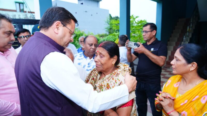 मुख्यमंत्री धामी ने 15 अगस्त की पूर्व संध्या पर शहीद अमित कुमार अणथ्वाल के परिजनों से की भेंट, किया सम्मानित
