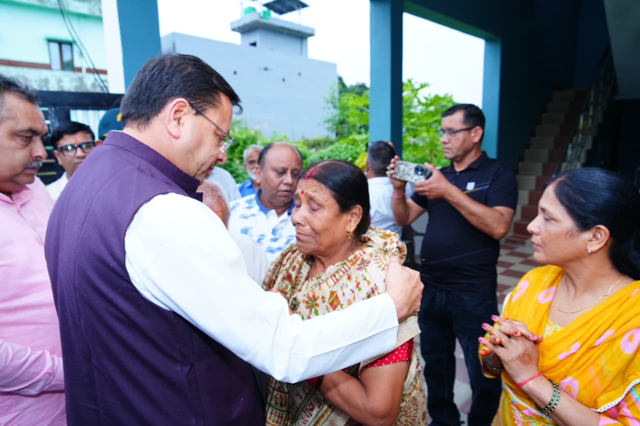 मुख्यमंत्री धामी ने 15 अगस्त की पूर्व संध्या पर शहीद अमित कुमार अणथ्वाल के परिजनों से की भेंट, किया सम्मानित