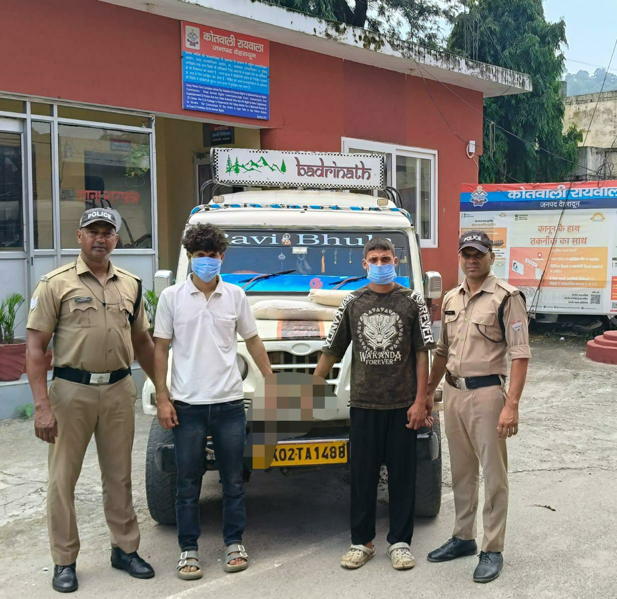 सड़क दुर्घटना में 2 व्यक्तियों की मृत्यु कारित करने वाले अभियुक्त व उसके मौसेरे भाई को दून पुलिस ने किया गिरफ्तार,  अपने वाहन से सड़क पर जा रहे 2 व्यक्तियों को मारी थी टक्कर