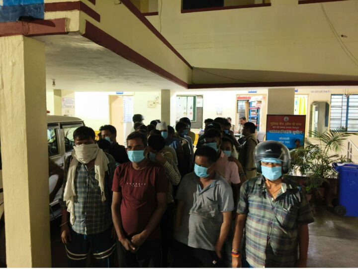 सार्वजनिक स्थानों , सड़क किनारे शराब पीने वालों के विरुद्ध दून पुलिस ने की कार्रवाई, 30 लोगों को पुलिस ने हिरासत में लिया