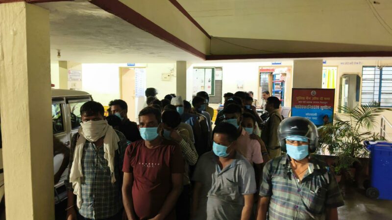 सार्वजनिक स्थानों , सड़क किनारे शराब पीने वालों के विरुद्ध दून पुलिस ने की कार्रवाई, 30 लोगों को पुलिस ने हिरासत में लिया