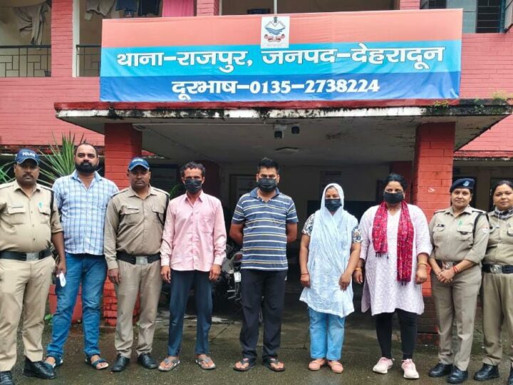 नाबालिक युवती के अपरहण की घटना का दून पुलिस ने किया पर्दाफाश, पीडित नाबालिग की माँ ही निकली पूरे प्रकरण की सूत्रधार, पीड़िता की माँ ने ही डेढ़ लाख रुपये में किया था अपनी बेटी का सौदा, अपहृत नाबालिक युवती को मुज्जफरनगर से किया बरामद