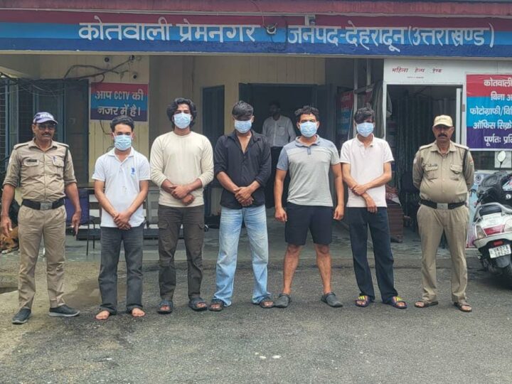 सार्वजनिक स्थान पर हुड़दंग करने वालो को दून पुलिस ने पढ़ाया कानून का पाठ, हुड़दंग करने वाले 5 व्यक्तियोँ को किया गिरफ्तार