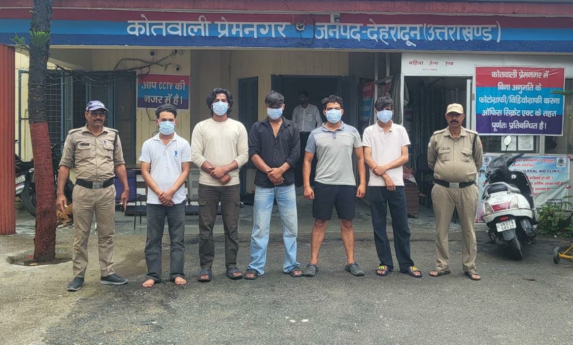 सार्वजनिक स्थान पर हुड़दंग करने वालो को दून पुलिस ने पढ़ाया कानून का पाठ, हुड़दंग करने वाले 5 व्यक्तियोँ को किया गिरफ्तार