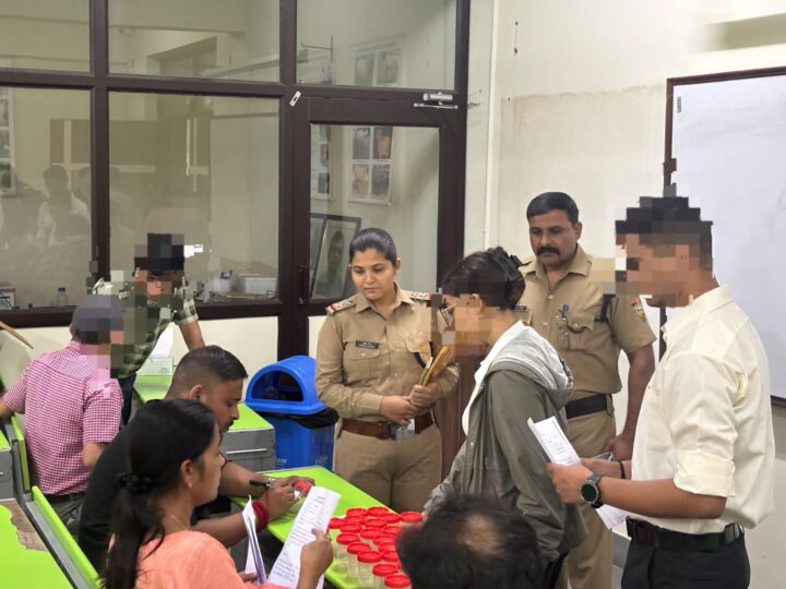 एसएसपी देहरादून के निर्देशों पर “ड्रग्स फ्री कैम्पस” अभियान के तहत दून पुलिस की बड़ी कार्यवाही, क्लेमेंटाउन क्षेत्र में निजी शिक्षण संस्थान से बिना पूर्व सूचना के औचक निरीक्षण हेतु पहुँची ANTF व डाक्टरों की सयुक्त टीमें, 100 छात्र-छात्राओं का रेंडमली ड्रग्स किट से किया गया यूरिन टेस्ट