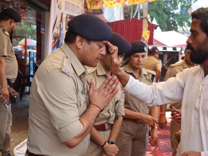 कावड़ मेले को सकुशल रूप से संपन्न कराने के लिए खुद मैदान में उतरे एसएसपी दून, कांवड़ मेले में आये श्रद्धालुओं को फूल माला पहनाकर किया उनका स्वागत, फल, मिष्ठान तथा पेय पदार्थ वितरित कर सुरक्षित एवं सुगम यात्रा के लिए दी अपनी शुभकामनाएं