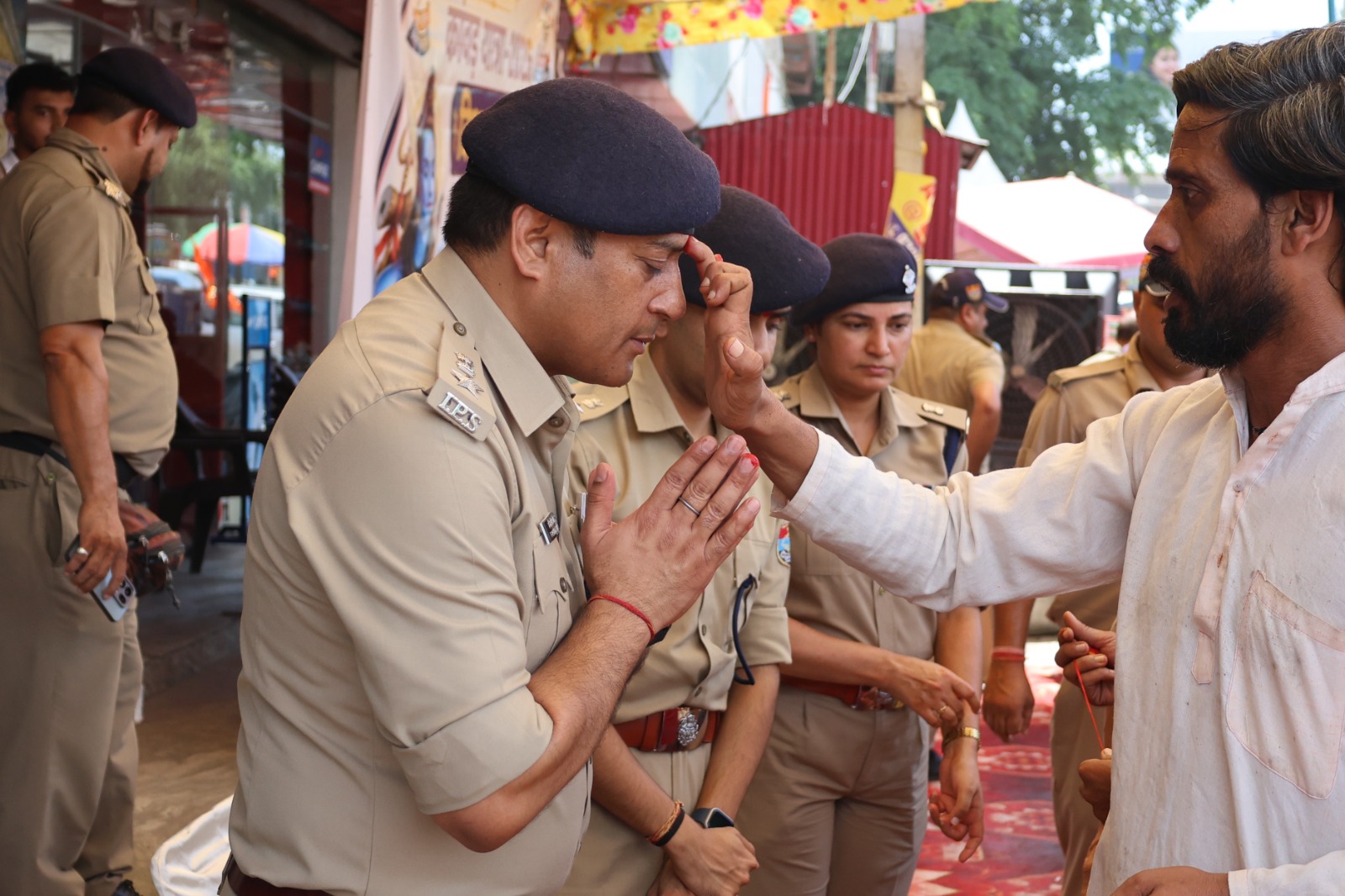 कावड़ मेले को सकुशल रूप से संपन्न कराने के लिए खुद मैदान में उतरे एसएसपी दून, कांवड़ मेले में आये श्रद्धालुओं को फूल माला पहनाकर किया उनका स्वागत, फल, मिष्ठान तथा पेय पदार्थ वितरित कर सुरक्षित एवं सुगम यात्रा के लिए दी अपनी शुभकामनाएं