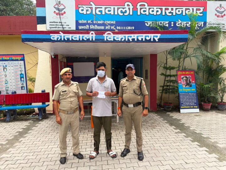 मादक पदार्थो की तस्करी में लिप्त 2 नशा तस्करों को दून पुलिस ने किया गिरफ्तार, अभियुक्तो के कब्जे से 5 लाख रू0 से अधिक मूल्य की स्मैक हुई बरामद