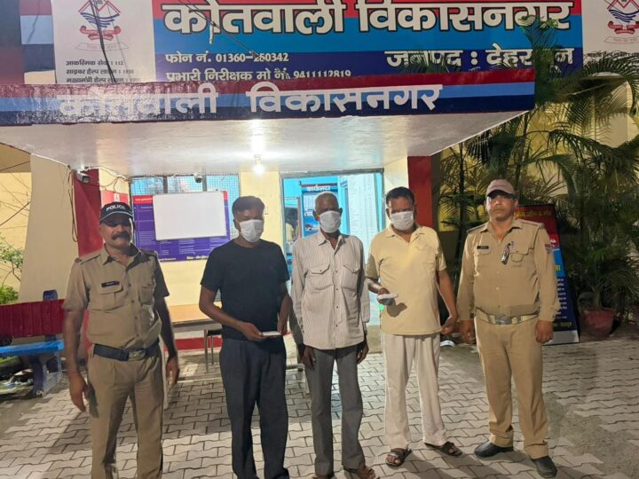 सार्वजनिक स्थान पर जुआ खेल रहे 3 अभियुक्तों को दून पुलिस ने किया गिरफ्तार